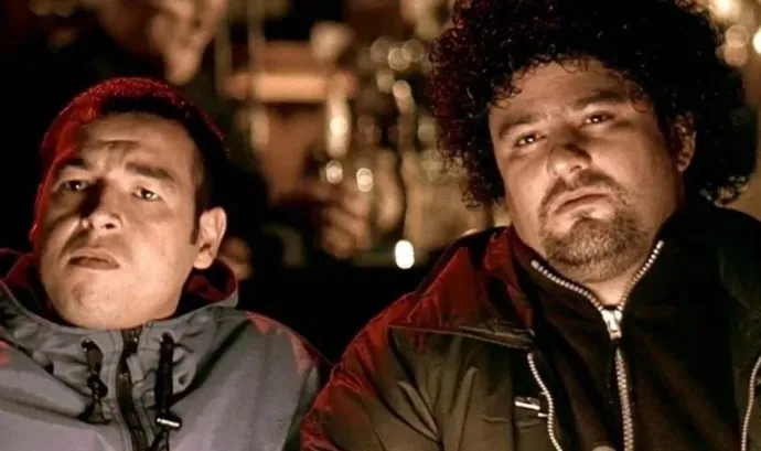 Jake Abraham (balra) a Ravasz, az agy és a két füstölgő puskacső című filmben – Forrás: IMDb