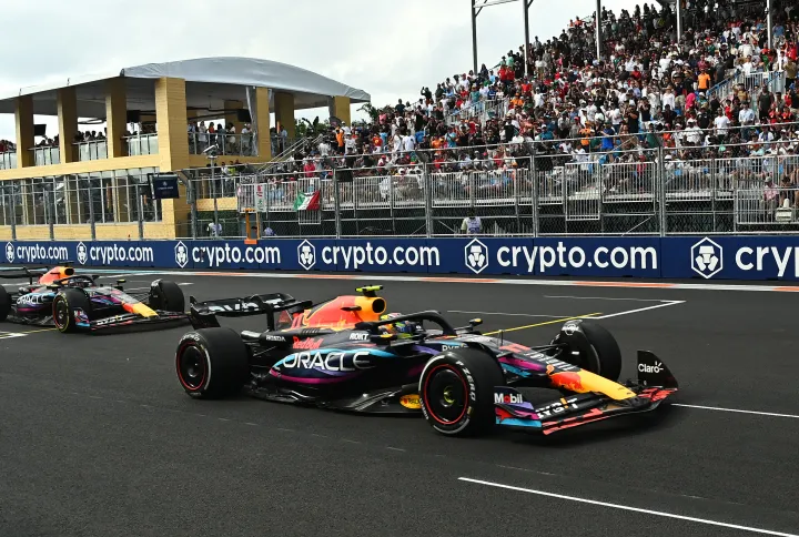 Verstappen y Pérez, todo se decidió entre ellos - Fotografía: Chandan Khanna/AFP