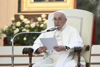 Ferenc pápa arra utalt, hogy áldását adhatná a katolikus egyház az azonos nemű párokra
