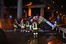 Lezuhant egy hídról és kigyulladt egy busz az olaszországi Velencénél, 21-en meghaltak