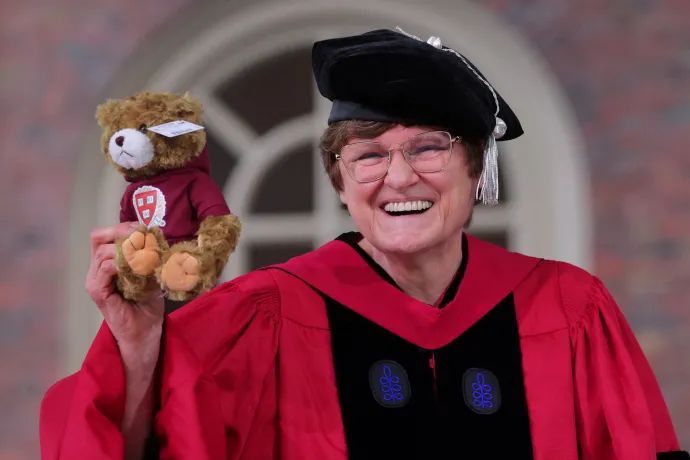 Karikó Katalin egy mackóval, amit a tudományok tiszteletbeli doktora címmel együtt kapott a Harvard Egyetem 372. diplomaosztó ünnepségén az amerikai Massachusetts állambeli Cambridge-ben, 2023. május 25-én – Fotó: Brian Snyder / Reuters
