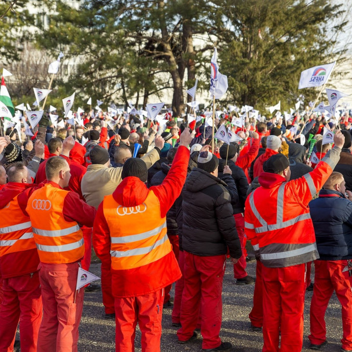 Magasabbak lennének a bérek Magyarországon, ha több tagja lenne a szakszervezeteknek?
