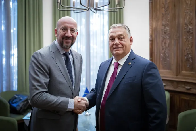  Charles Michel, az Európai Tanács elnöke és Orbán Viktor miniszterelnök kezet fog a spanyolországi Granadában 2023. október 5-én – Fotó: Fotó: Fischer Zoltán / Miniszterelnöki Sajtóiroda / MTI