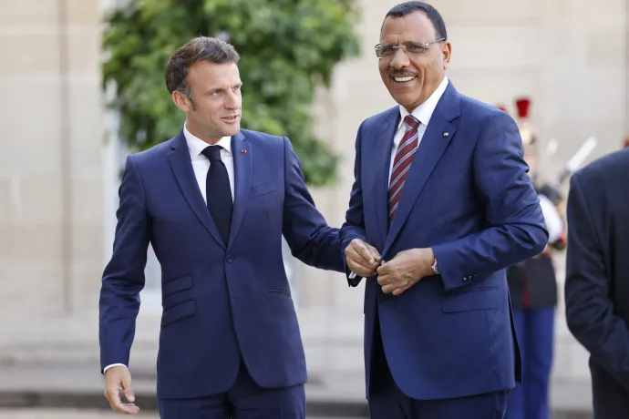 Emmanuel Macron üdvözli a későbbi nigeri puccs során elfogott Mohamed Bazoum nigeri elnököt, 2023. június 23-án az Elysée-palotában, Párizsban – Fotó: Ludovic Marin / AFP