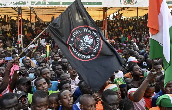 A Nemzeti Honvédelmi Tanácsot támogató tüntetők követelik a nigeri és a francia légibázis mellett Niameyben a francia hadsereg távozását Nigerből, nemzeti zászlót és a Wagner katonai magáncég zászlaját lengetve, 2023. szeptember 16-án – Fotó: AFP