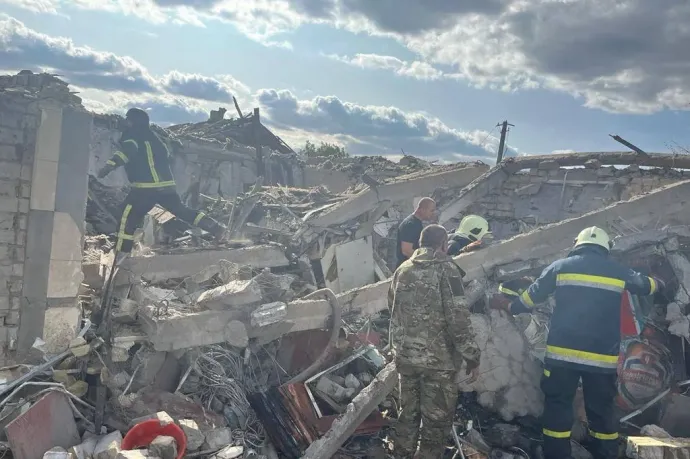 Boltot és kávézót ért találat Harkiv térségében, legkevesebb 51-en meghaltak, köztük egy gyerek is