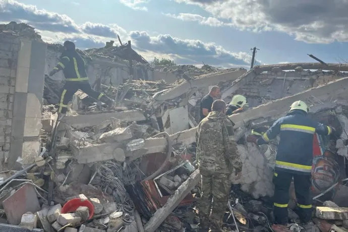 Boltot és kávézót ért találat Harkiv térségében, legkevesebb 51-en meghaltak, köztük egy gyerek is