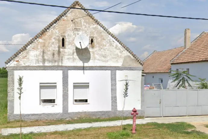 Benőtte a gaz azt a házat, amire a bébi polgármester csapott le, kiköltözési haladékot sem adva egy négygyerekes családnak