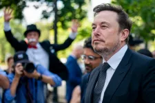 Egy nő beperelte Elon Musk cégét, mert a férfiaknál kevesebb fizetést kapott ugyanazért a munkáért