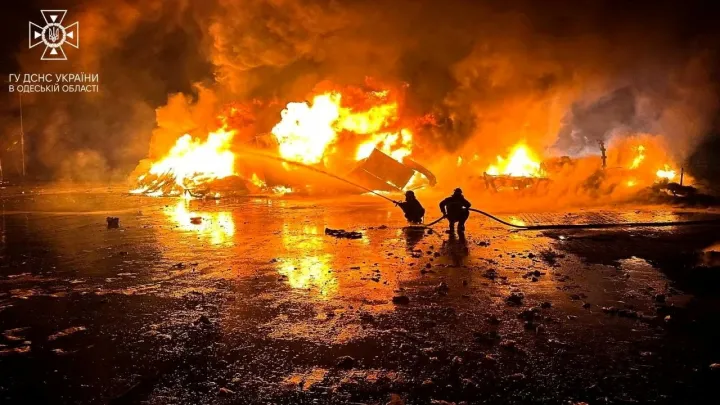 Tűzoltók dolgoznak egy orosz dróncsapás által megrongálódott dunai kikötőnél Odessza régióban, 2023. október 6-án – Fotó: State Emergency Service Of Ukraine / Handout via Reuters