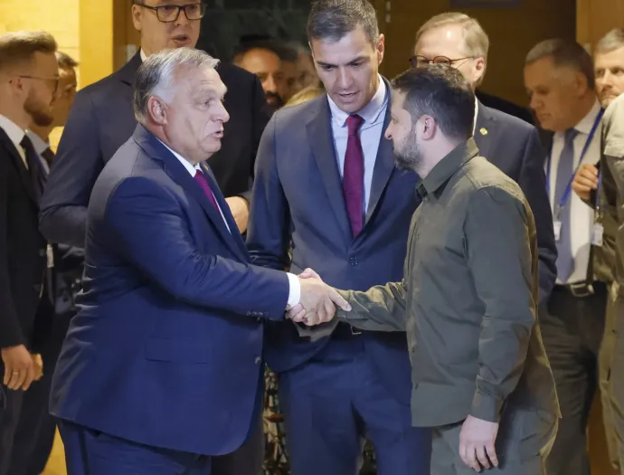 Viktor Orbán and Volodymyr Zelensky, with Spanish Prime Minister Pedro Sánchez – Photo: Ludovic Marin / AFP