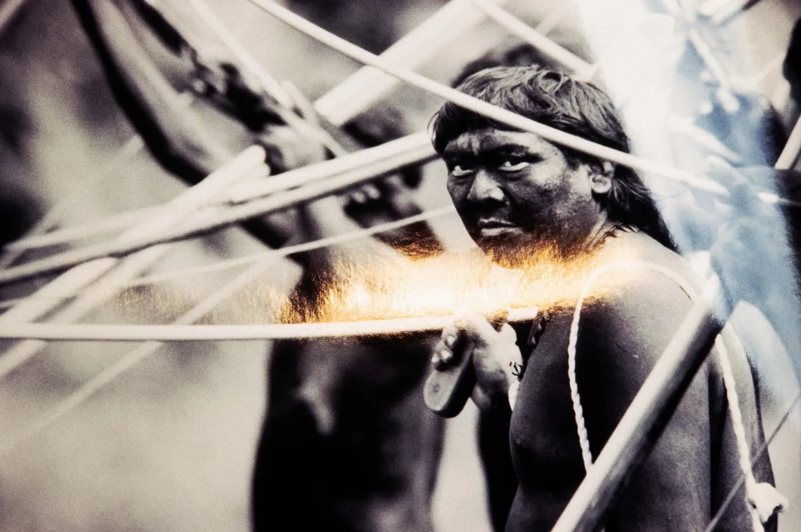 Davi Kopenawa janomami vezető harci festéssel a haximui mészárlás után. Ormuzd Alves fényképét fotózta újra Claudia Andujar (A kapcsolat következményei sorozatból) / 1993 – Fotó: Claudia Andujar / Vermelho Galéria / Néprajzi Múzeum