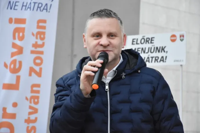 A rendőrség szerint nem bűncselekmény, hogy egy fideszes le akart fizetni egy kutyapártost