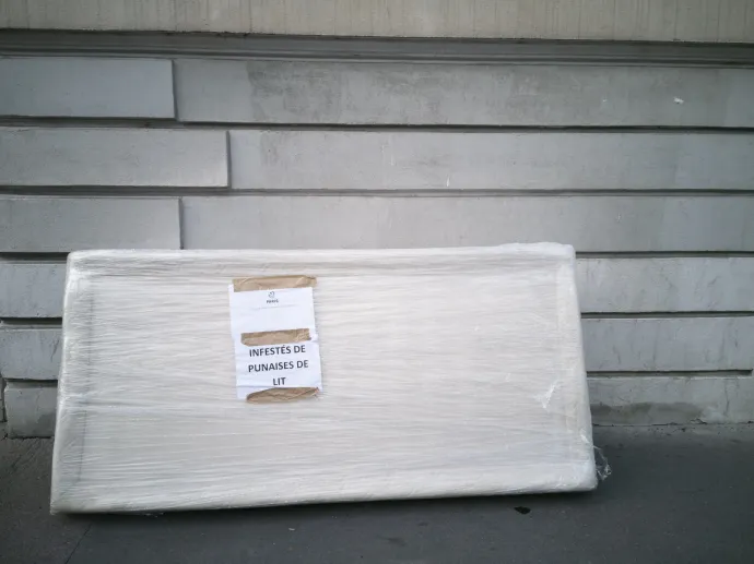 Egy utcára kitett, fóliába csomagolt figyelmeztető felirattal ellátott, poloskákkal fertőzött matrac Párizsban 2023 szeptemberében – fotó: Joao Luiz Bulcao / Hans Lucas / AFP