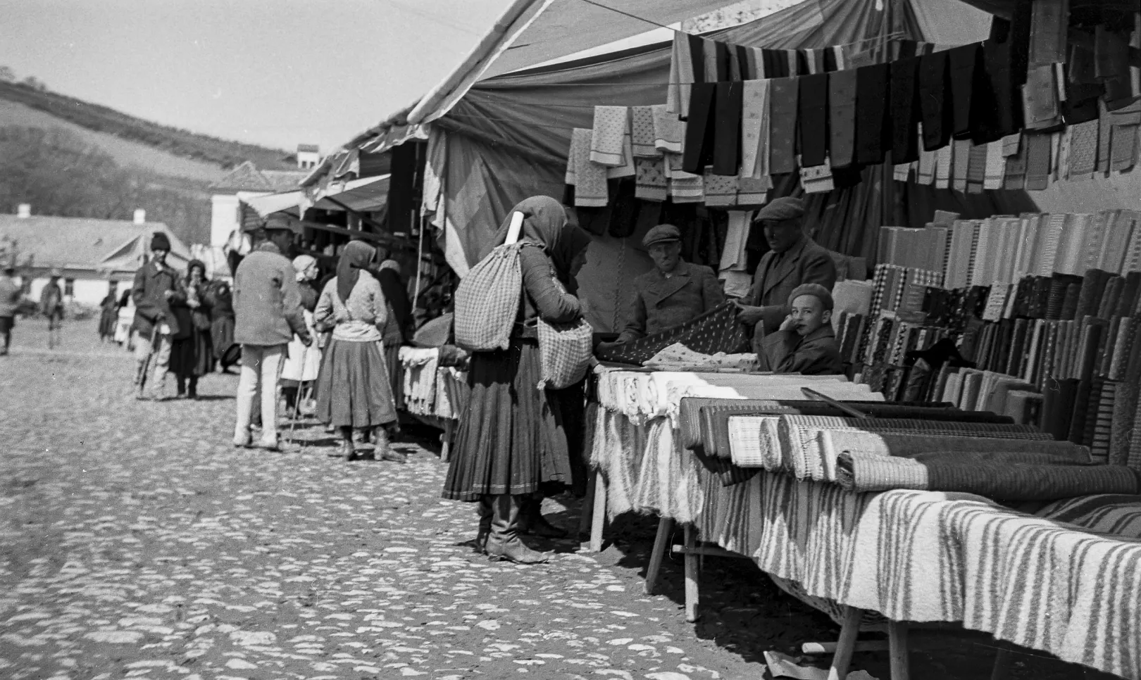 Vásár a nagyenyedi főtéren – Fotó: Szabó János / Bethlen Gábor Dokumentációs Könyvtár