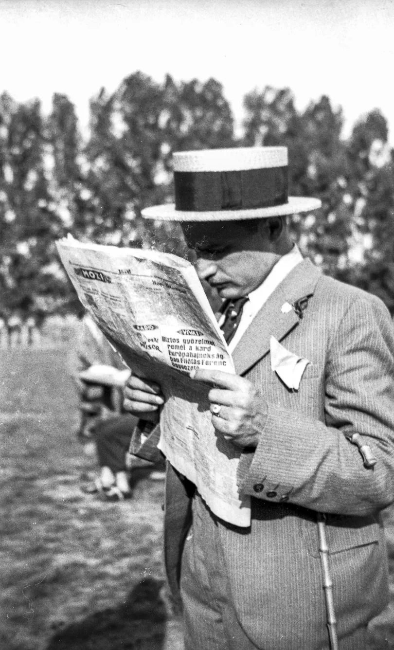 Kereskedők futballmérkőzése a Fischer-telepen és újságot olvasó férfi egy tornaversenyen, 1934-ben – Fotó: Szabó János / Bethlen Gábor Dokumentációs Könyvtár