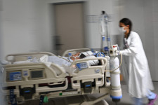 Beleszállt az államtitkár a magánegészségügybe, de bírná-e az állam saját maga az ellátást?