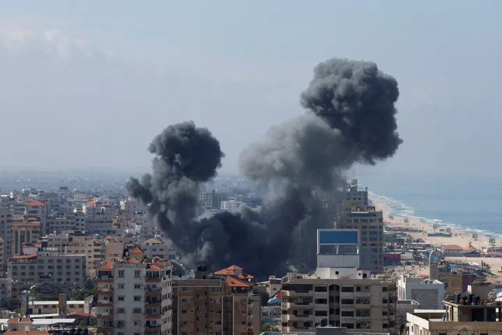 Füst száll fel Gázában az izraeli csapás után – Fotó: Mohammed Salem / Reuters