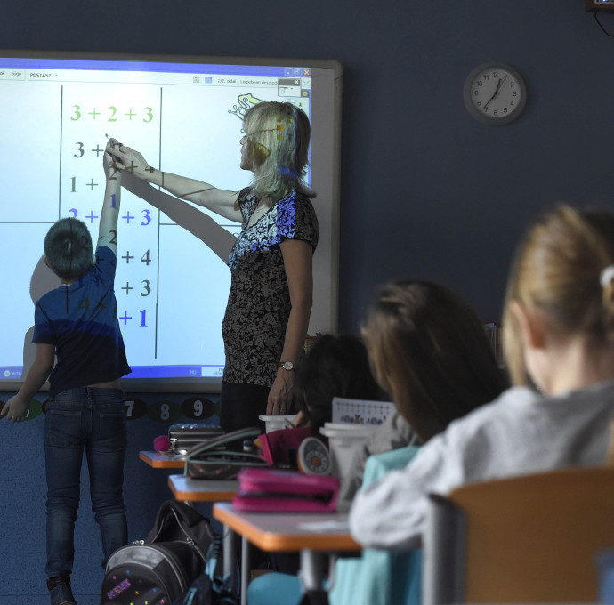 A magyar tanárok jutnak a leglassabban a fizetési létra csúcsára az EU-ban