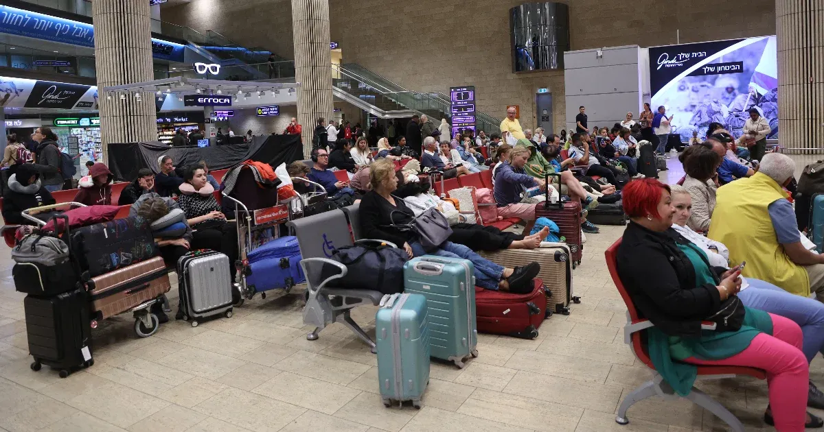 A tel-avivi repülőtéren rekedt egy roma turistacsoport, többeknek elfogyott a pénze