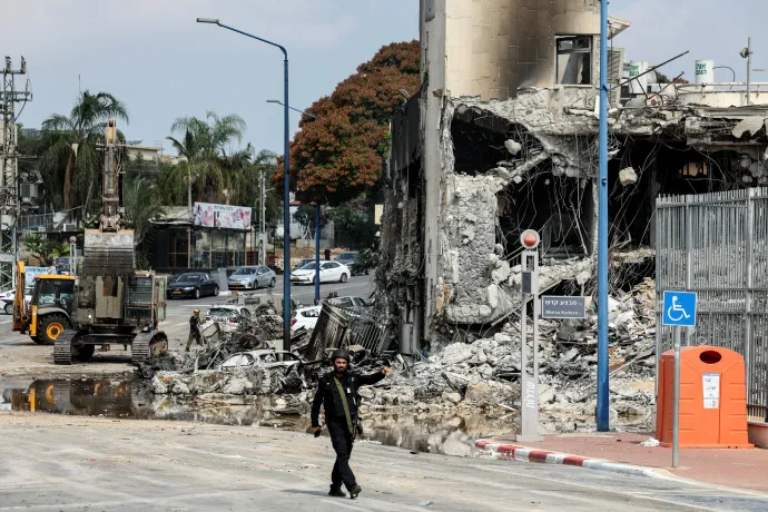 Az izraeli biztonsági erők egyik tagja sétál egy rendőrörs romjai mellett a dél-izareli Szderótban 2023. október 8-án. A város a Hamász fegyveresei és az Izraeli Védelmi Erők közötti csata helyszíne volt – Fotó: Ronen Zvulun / Reuters