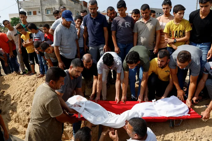 Egy csecsemő ikerpárt temetnek a Gázai övezet déli részén, rajtuk kívül az anyjuk és három testvérük is meghalt egy vasárnapi légitámadásban – Fotó: Ibraheem Abu Mustafa / Reuters