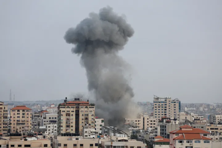 Füst száll fel Gázában egy vasárnapi izraeli légicsapás után – Fotó: Mohammed Salem / Reuters