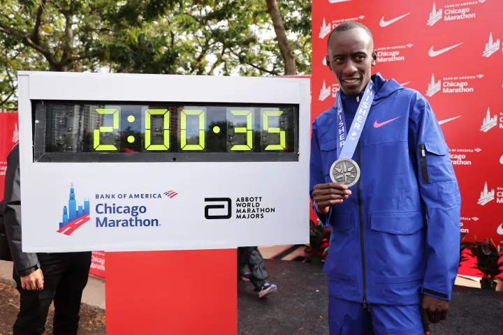 Kelvin Kiptum 2:00:35-tel új világrekordot állított fel maratonfutásban – Fotó: Michael Reaves / Getty Images