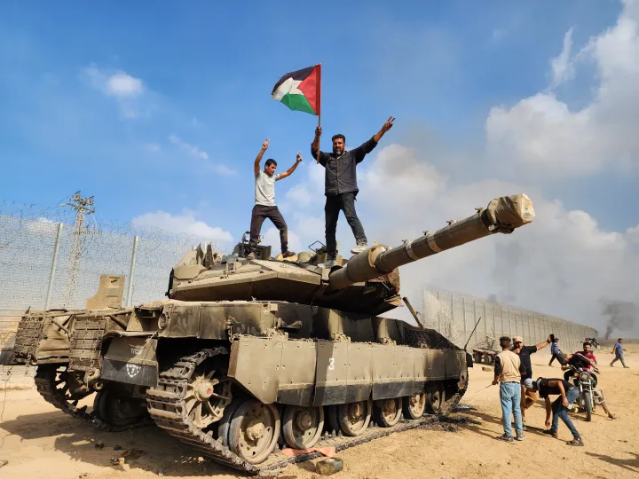 A Hamász harcosai egy elfoglalt izraeli tankkal – Fotó: Hani Alshaer / Anadolu 