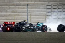 Hamilton csapattársával ütközve esett ki, Verstappen győzelemmel folytatta a vb-címe után a katari F1-futamon
