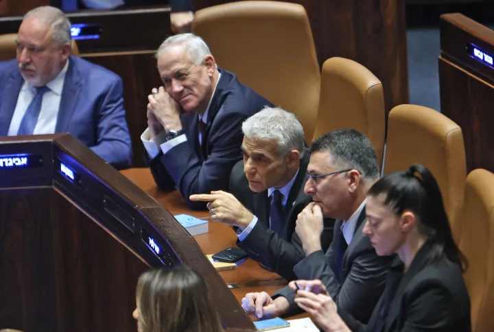 Izraeli politikusok a Knesszetben, balról az első Lieberman, a második Ganc – Fotó: Gil Cohen-Magen / AFP 