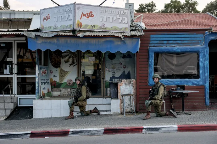 Izraeli katonák a Hamász által megtámadott Szderótban 2023. október 8-án – Fotó: Menahem Kahana / AFP or licensors