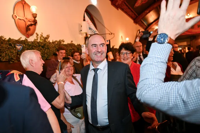 Hubert Aiwanger, a Szabad Választók elnöke megérkezik a párt választási eredményvárójára – Fotó: Sven Hoppe / dpa Picture-Alliance via AFP