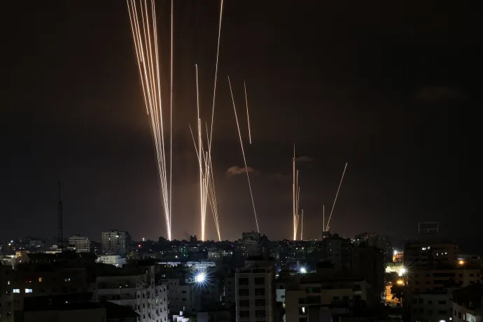 Gáza városból Izrael felé indított rakéták 2023. október 7-én – Fotó: Mahmud Hams / AFP