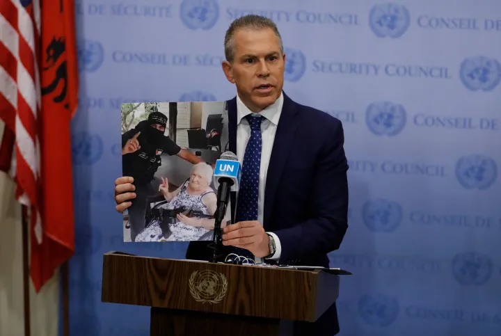 Gilad Erdan, izraeli ENSZ-nagykövet felmutat egy fényképet az ENSZ Biztonsági Tanácsának ülésén – Fotó: Peter Foley / EPA / MTI