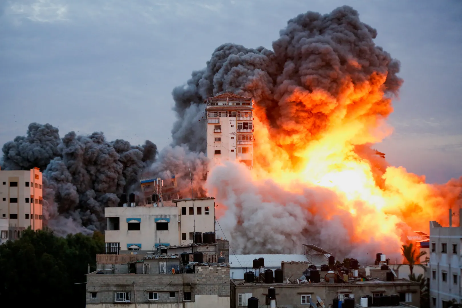 Hatalmas füst és lángok csapnak fel, miután a megindított légicsapásokban izraeli találat ért egy toronyházat Gáza városában – Fotó: Ashraf Amra / Reuters