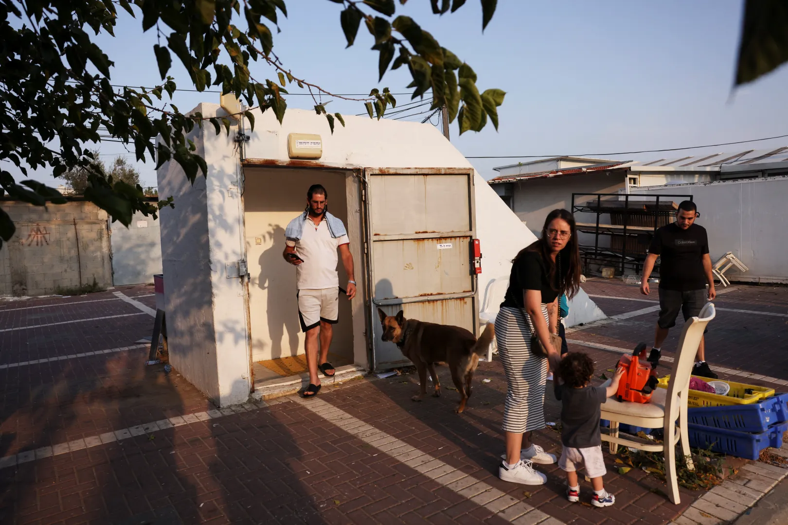 Emberek gyülekeznek egy óvóhely bejáratánál vasárnap délelőtt a dél-izraeli Askelónban – Fotó: Ronen Zvulun / Reuters