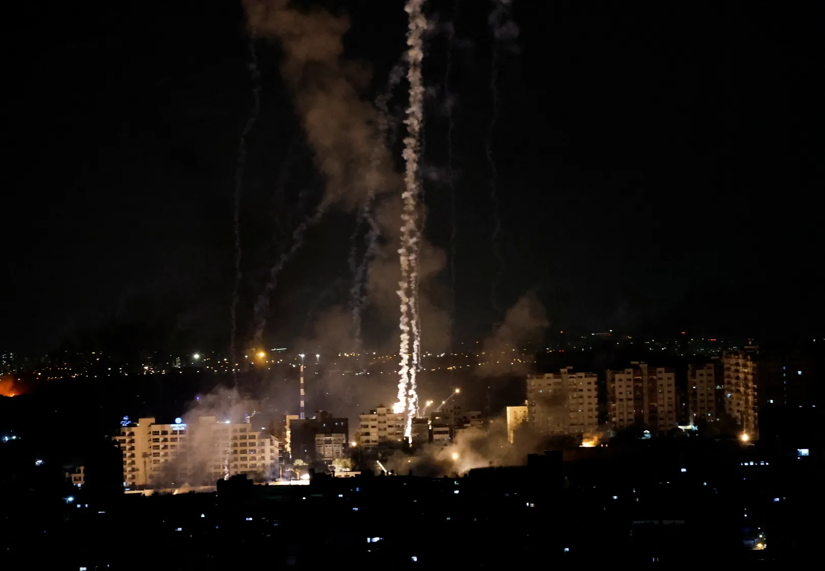 Rakétákat lőnek ki Gázából Izrael felé október 7-én éjszaka – Fotó: Mohammed Salem / Reuters