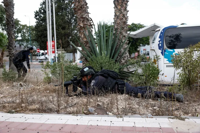 Izraeli rendőrök a dél-izraeli Szderót közelében 2023. október 9-én – Fotó: Amir Cohen / Reuters