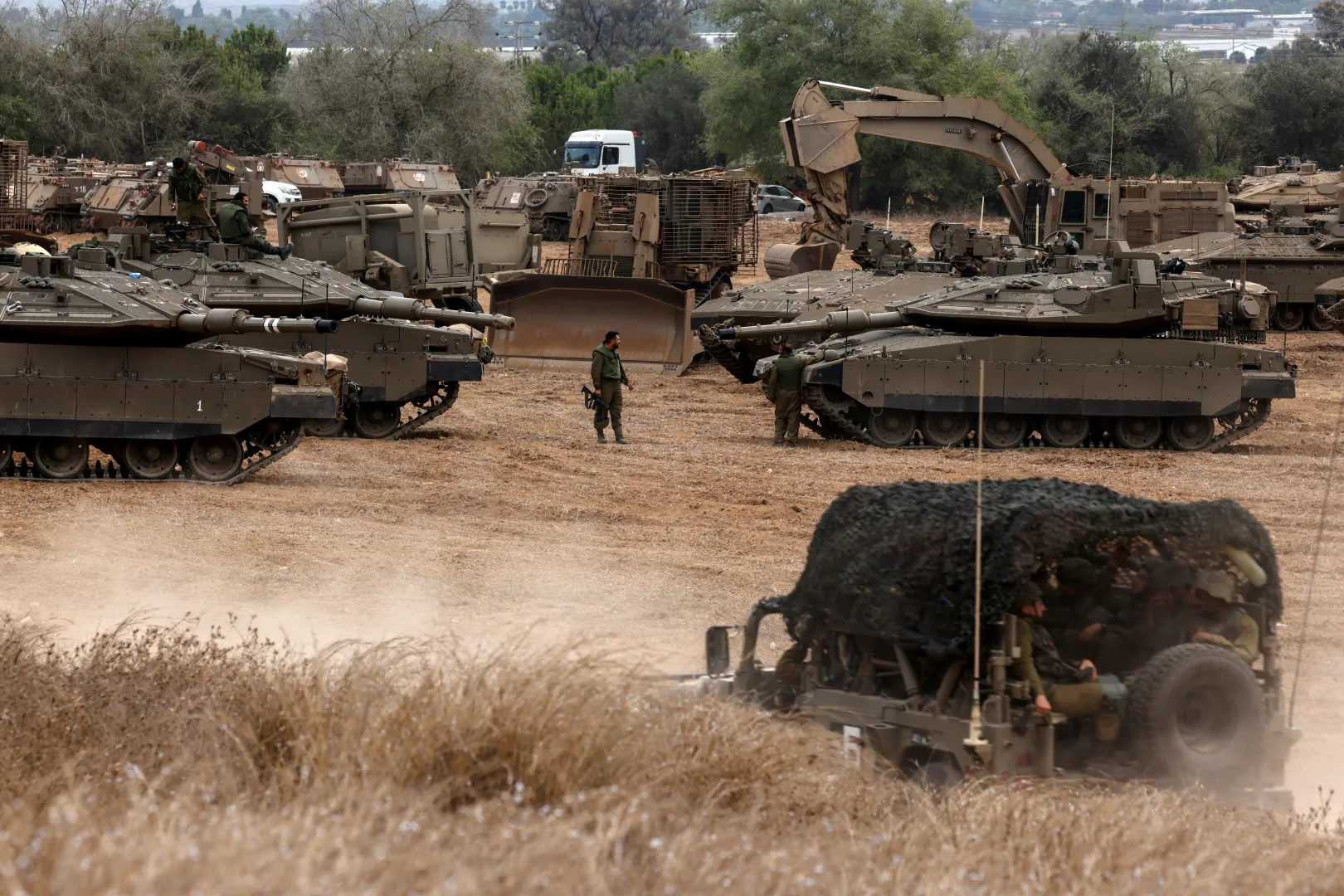 Izraeli tankok és katonai járművek gyülekeznek a gázai határ izraeli oldalán – Fotó: Amir Cohen / Reuters