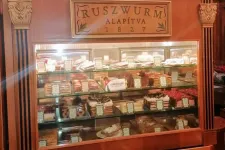 Rágalmazás miatt perel az I. kerület polgármestere a Ruszwurm cukrászda tulajdonosának védelmi pénzről szóló nyilatkozata miatt