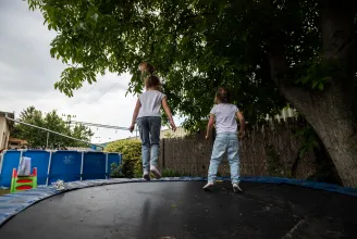 Hvg.hu: Felfüggesztették az állami örökbefogadó tanfolyamokat a belügyi beszerzési stop miatt