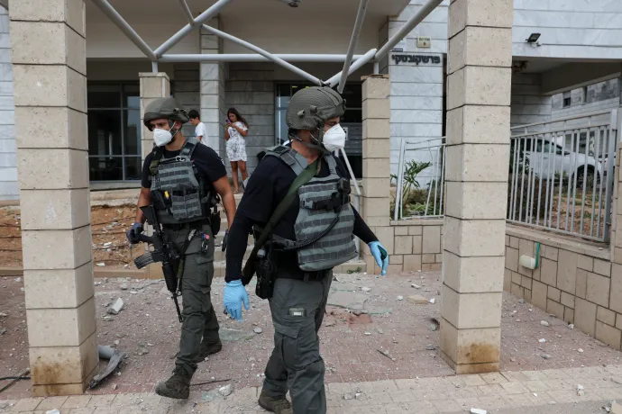 Izraeli biztonságiak dolgoznak a helyszínen, ahol egy Gázai övezetből indított rakéta csapódott be 2023. október 9-én – Fotó: Violeta Santos Moura / Reuters