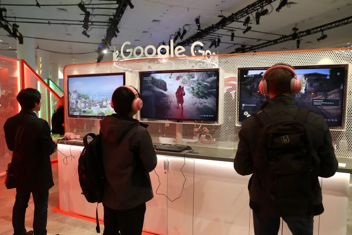 Érdeklődők Stadia játékplatformon játszanak a Google standján, a GDC játékfejlesztői konferencián, 2019. március 20-án, San Franciscóban – Fotó: Justin Sullivan / Getty Images / AFP