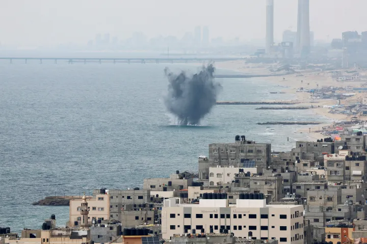 Izraeli rakéta csapódik be Gáza városának közelében, 2023. október 9-én – Fotó: Mohammed Salem / Reuters
