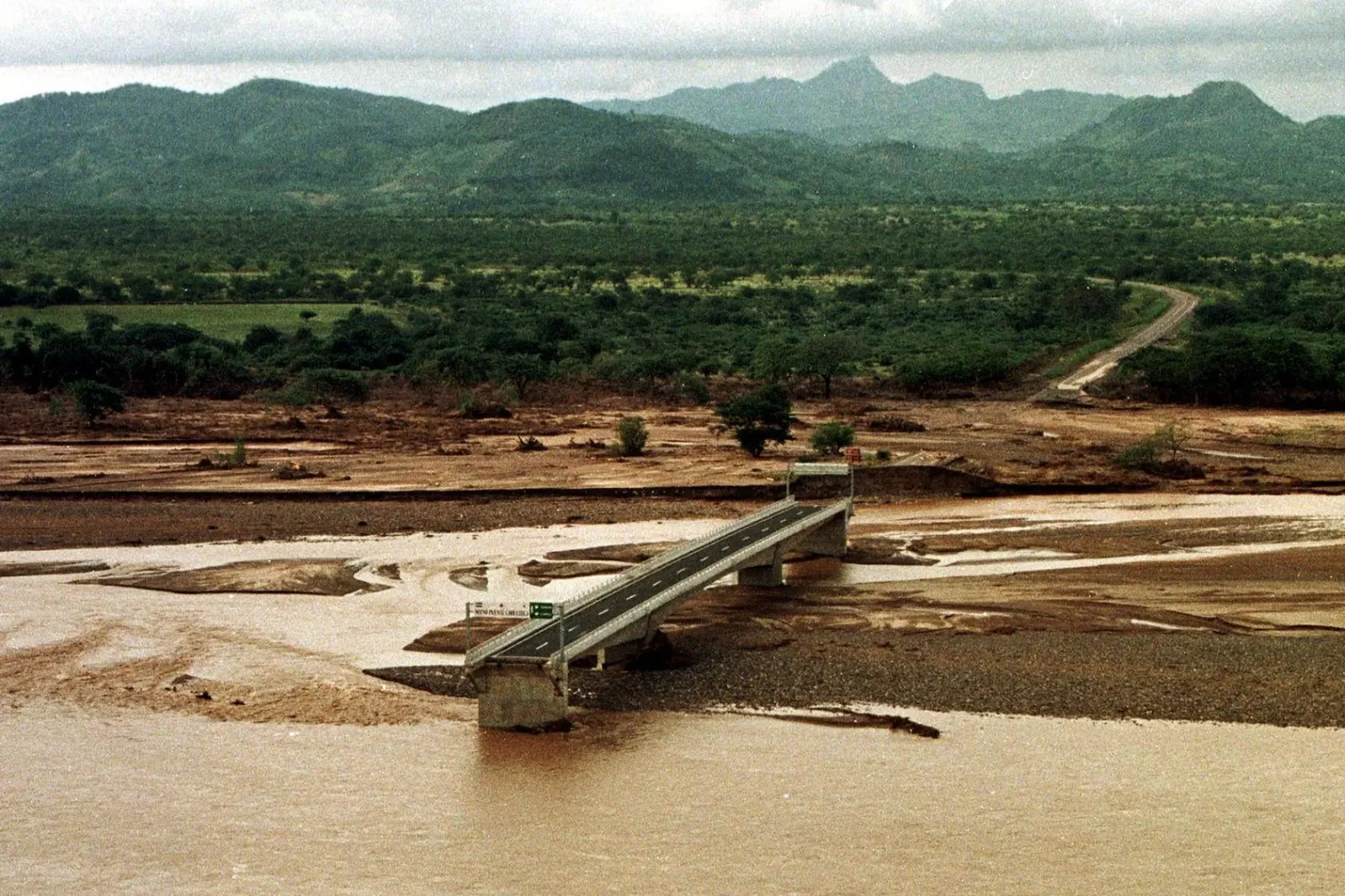 Bármilyen erősnek építették, a hondurasi híd nem tudott kifogni a hurrikánon, ami kiterelte alóla a folyót
