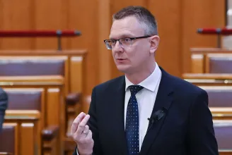 Zárt táborokba zárná a migránsokat Toroczkai, Rétvári szerint ez a legveszélyesebb migrációpárti javaslat
