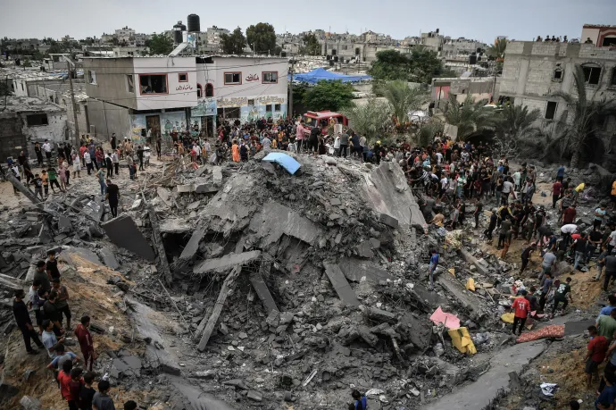 Az izraeli légicsapások következtében megsemmisült épület Gázában 2023. október 9-én – Fotó: Abed Zagout / Anadolu Agency / Getty Images
