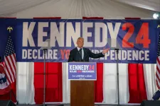 Kiszáll a demokrata előválasztásból az oltásellenes Robert Kennedy Jr., inkább függetlenként indul az elnökválasztáson