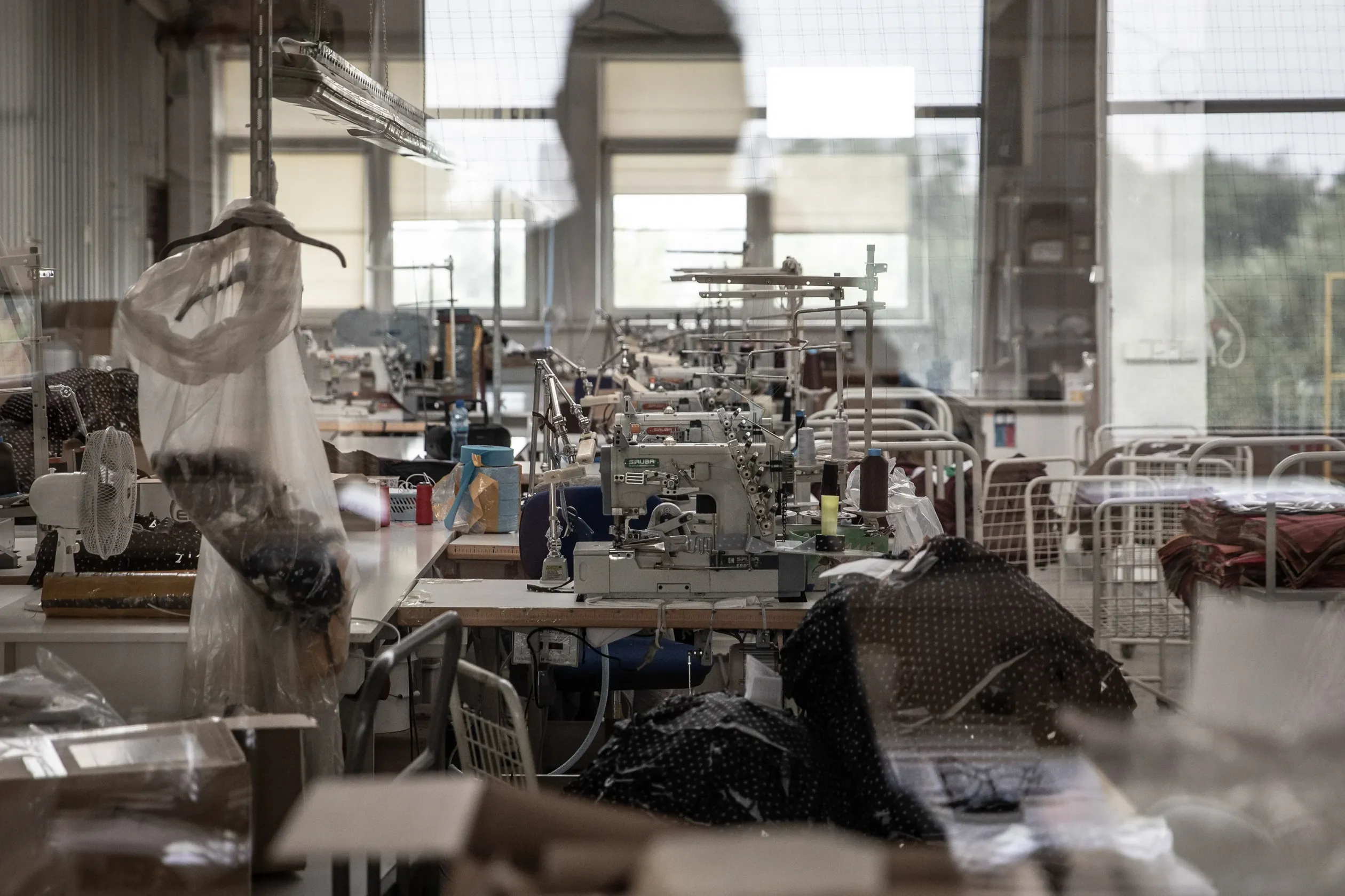 Sewing machines at a sewing company in Pabianice, near Łódź – Photo by Jakub Włodek / Gazeta Wyborcza / Telex